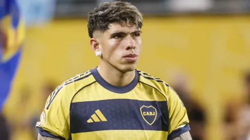 Carlos Palacios, mirado de reojo por parte de la hinchada de Boca.

