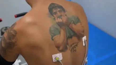 El jugador de Boca que lleva un tatuaje gigante de Maradona en su espalda.
