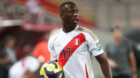 La jugada viral de Advíncula que generó enojo en los hinchas de Perú.
