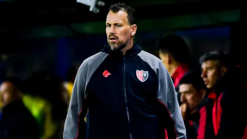 El entrenador de la "Lepra" recibió las cargadas de los hinchas en medio de la goleada del Xeneize.
