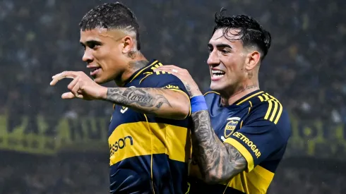 Di Lollo fue a abrazar a Costa tras su primer gol en Boca.
