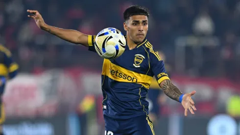 Rarísima postura de un ídolo de Boca sobre Delgado.
