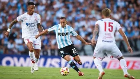 El Racing de los chilenos vence a Huracán y se afirma en el liderato