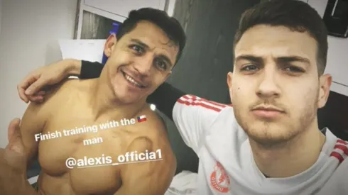 El musculoso Alexis Sánchez sigue haciendo amigos en Manchester