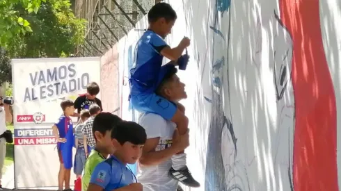 Niños pintaron un simbólico mural de apoyo a la Selección Chilena en Pinto Durán