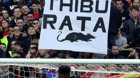 Hinchada del Aleti recibe a Curtois con ratas de peluche