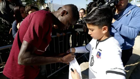 Jugadores de Colo Colo comparten con hinchas
