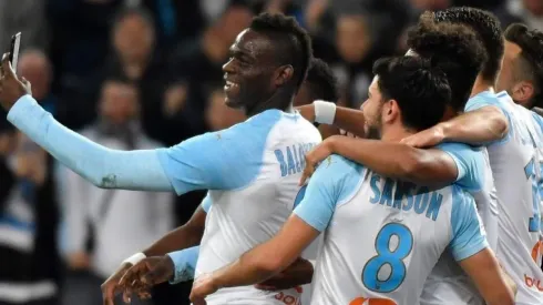 Balotelli hace un golazo y celebra con una selfie