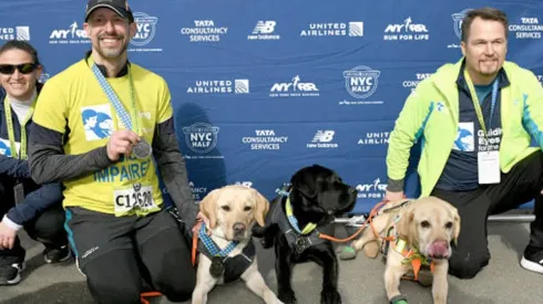 Histórico: Corredor ciego se transformó en el primero que termina la media maratón de Nueva York