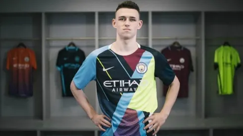 Phil Foden luce una camiseta que combina seis modelos previos del City
