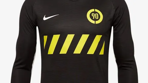 Nike lanza una camiseta especial con el remake de las Total 90 Laser