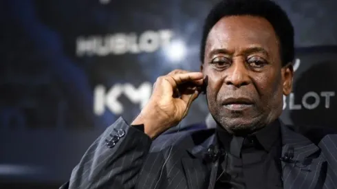 Pelé es internado de urgencia en un hospital de París
