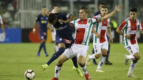 Palestino vs Alianza de Lima – 2 de abril de 2019/SANTIAGO Julian Fernandez (D) disputa el balon, durante el partido entre Palestino vs Alianza de Lima, valido por la fase de grupo, de la Copa Libertadores de Am�rica, disputado en el Estadio Monumental.FOTO: SEBASTIAN BELTRANGAETE/AGENCIAUNO
