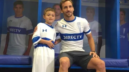 Pequeño hincha de la UC recibe de regalo la camiseta del Chapa Fuenzalida
