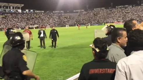 Nico Córdova gana clásico, pero lo expulsaron y le tiraron de todo desde la tribuna