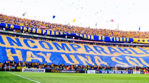 Hinchada de Tigres homenajea a Eduardo Vargas con lindo Tifo