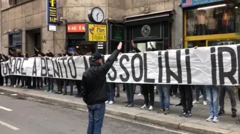 Hinchas de la Lazio homenajean a Mussolini en Milán.
