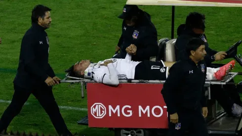 Jorge Cheyre acompaña la salida de Gabriel Suazo de la cancha
