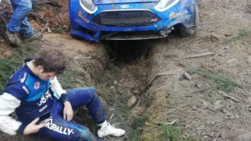 Pedro Heller junto a su coche
