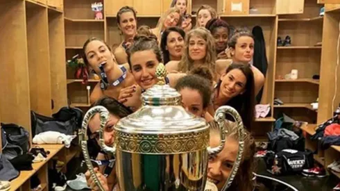Campeonas italianas de voleibol celebraron desnudas junto al trofeo