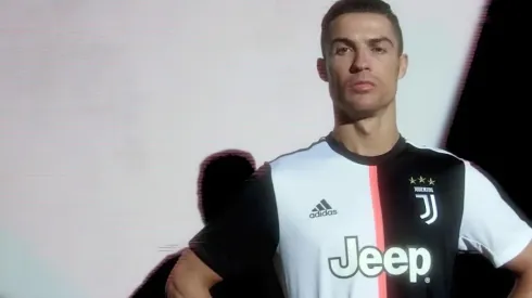 Cristiano Ronaldo posa orgulloso con la nueva maglia de la Juve. Polémica
