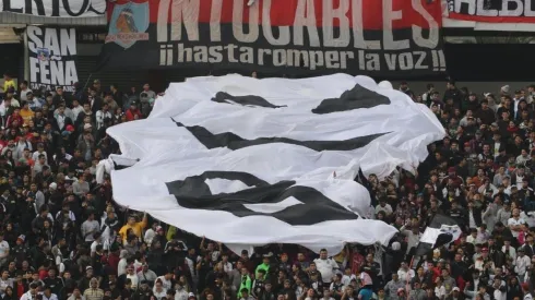 Hinchas de Colo Colo mostraron fantasmas de la B.
