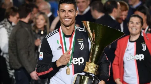 Un loquillo: Ronaldo le pega con la copa a su hijo y novia