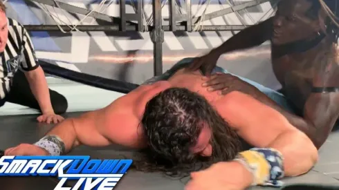 R-Truth gana por cuarta vez el título 24/7 tras vencer a Elias debajo del ring