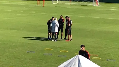 La foto de los cuatro del fondo y Maripán marginado de la conversación
