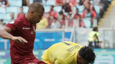 El delantero vinotinto tiene un fallo en su camiseta.
