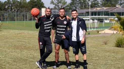 Vidal, Vargas y Aránguiz en la concentración de la Roja
