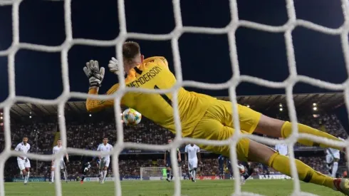 Henderson ataja el penal, pero no le alcanza a Inglaterra.
