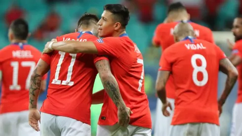 Alexis Sánchez y Eduardo Vargas se felicitan en Arena Fonte Nova
