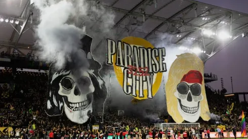 El tifo de Guns N' Roses de los hinchas de Los Ángeles FC.
