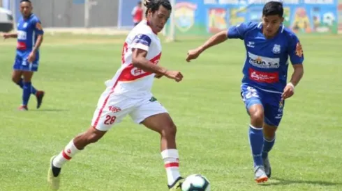 ¡Para no creer! Futbolista expulsado sigue jugando y nadie se da cuenta