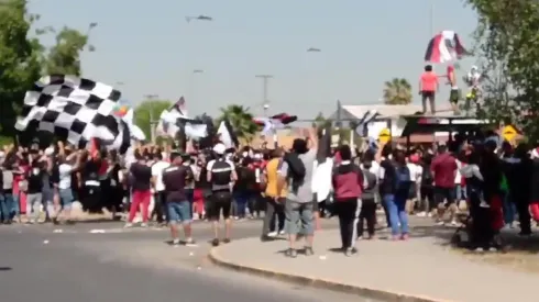 Cientos de hinchas colocolinos llegaron al estadio Monumental
