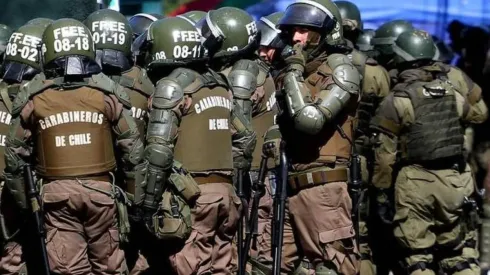 VIDEO | "Antes de la represión": Carabineros que se toman selfie antes de descender al Metro por evasiones masivas