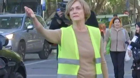 El momento en que Evelyn Matthei corre para huir de la prensa