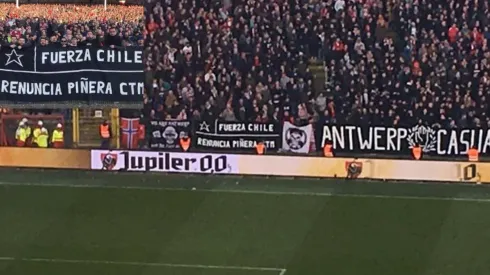 Los hinchas del Royal Antwerp de Bélgica piden que Piñera se vaya.
