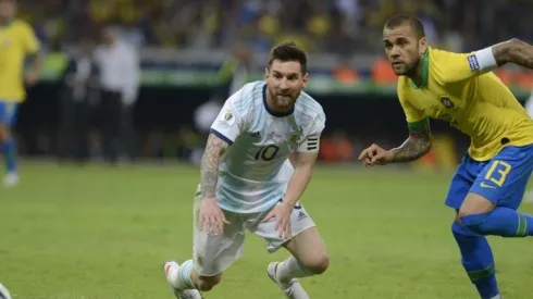 La del picado: Dani Alves asegura que están acostumbrados a ganarle a Argentina