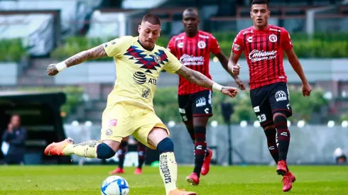 Nicolás Castillo disputando un encuentro en el fútbol mexicano.
