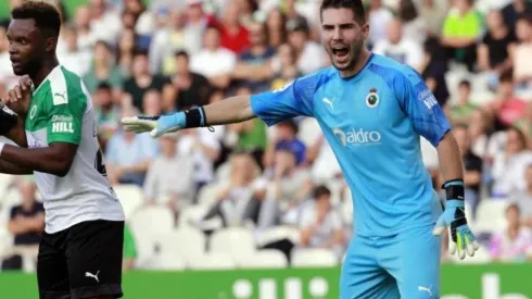 El portero sumando minutos vistiendo la camiseta de Racing de Santander.
