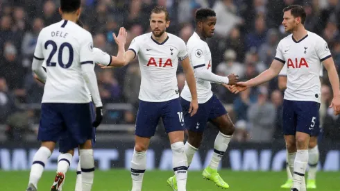 Kane celebrando junto a sus compañeros su gol ante el equipo de las 'Gaviotas'.
