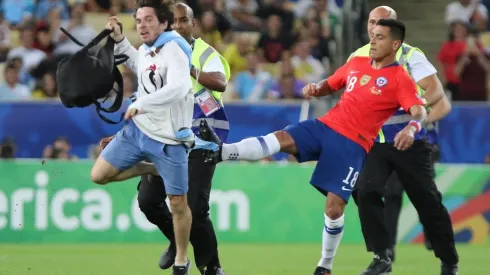 Con esa patada, el defensor nacional ayudó a los guardias a detener al hincha vestido de gallina.
