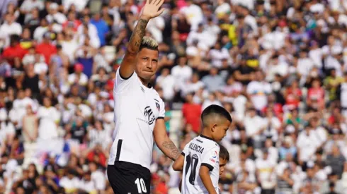 Valencia viste la camiseta de Colo Colo por primera vez en la Noche Alba.
