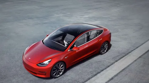 El Model 3 será uno de los millonarios premios que dará Tesla.
