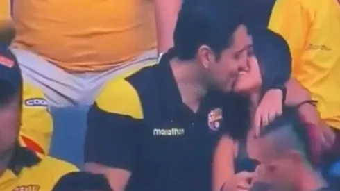 La pareja fue sorprendida por la Kiss Cam.
