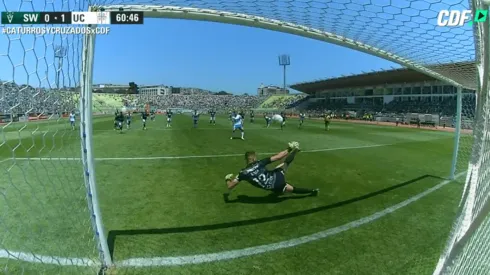 Viana le tapa el penal a Zampedri.
