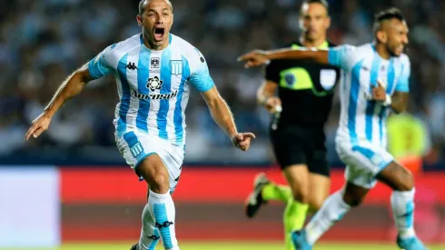 Díaz marca un golazo en la victoria de Racing.
