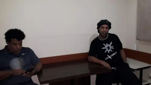 Ronaldinho junto a su hermano en la sede de la Fiscalía contra la Delincuencia Organizada.
